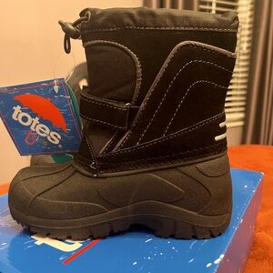 ￼NIB Totes Kids Boots Size 10 Trent